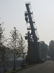 907363 Gezicht op de elevator van de voormalige Cereolfabriek aan de Kanaalweg te Utrecht, met links het Merwedekanaal.